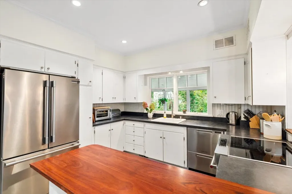 9 School Street Hancock NH 03449