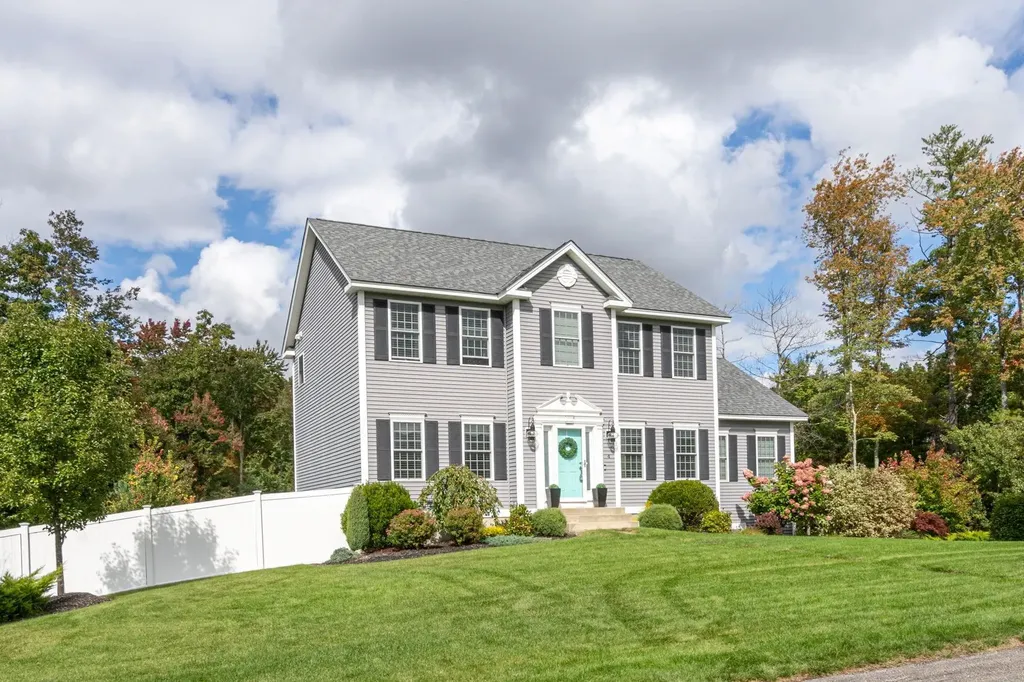 4 Bellflower Hollow Londonderry NH 03053