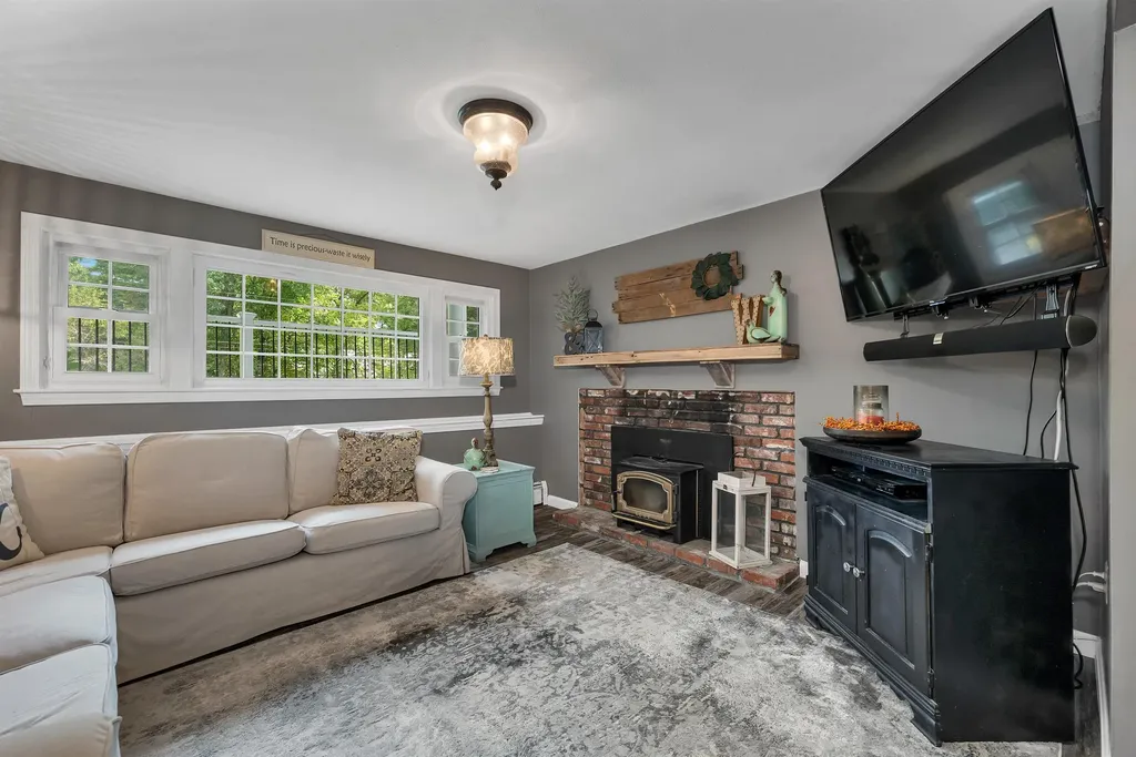 20 Barkland Drive Derry NH 03038