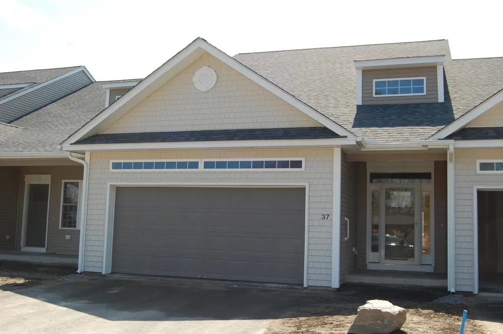 37 Sheffield Way Londonderry NH 03053