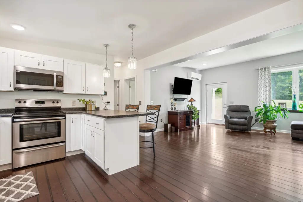 115 School Street Hartford VT 05009