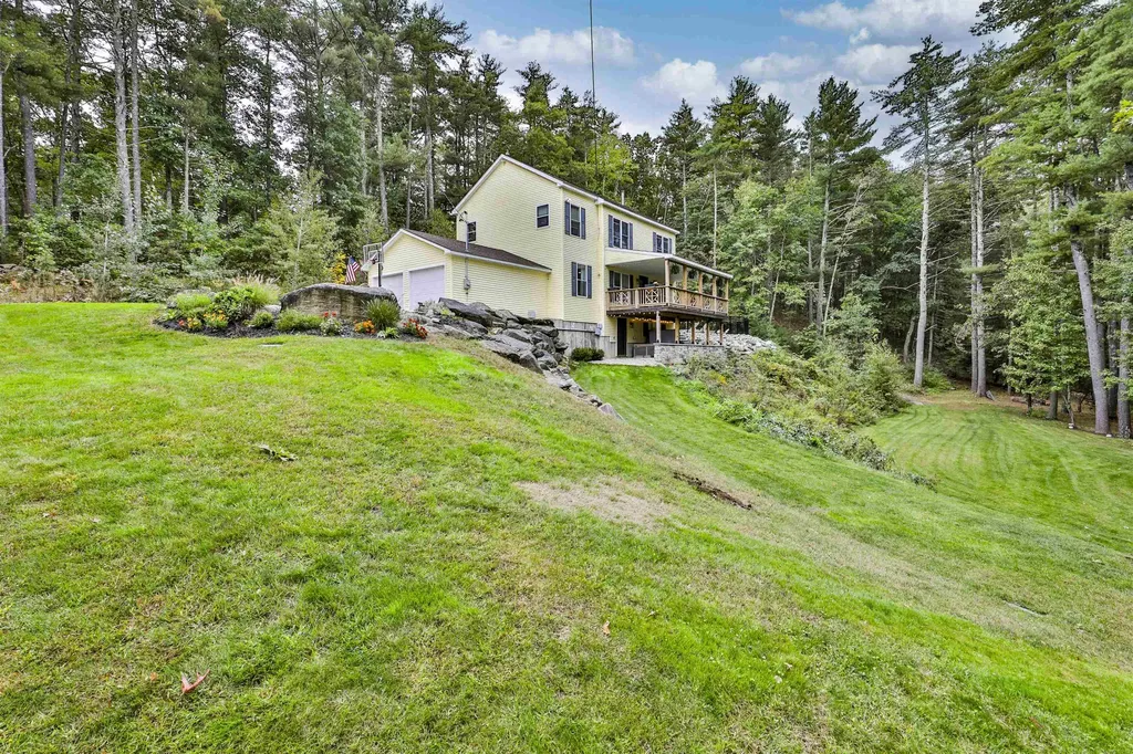 18 Moeckel Road Pelham NH 03076
