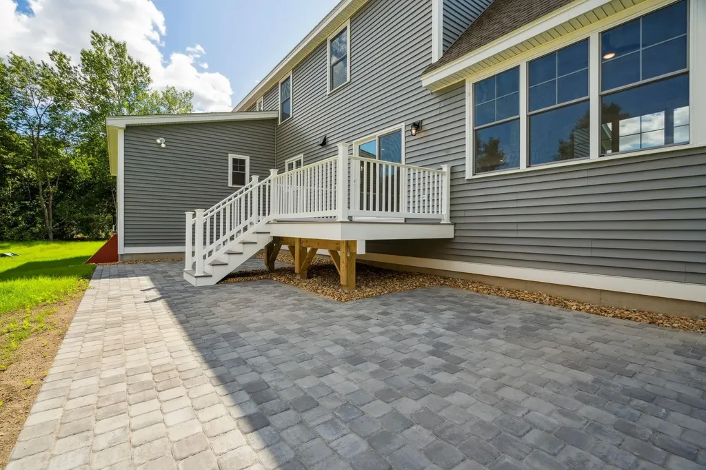 3 Garrett Road North Hampton NH 03862