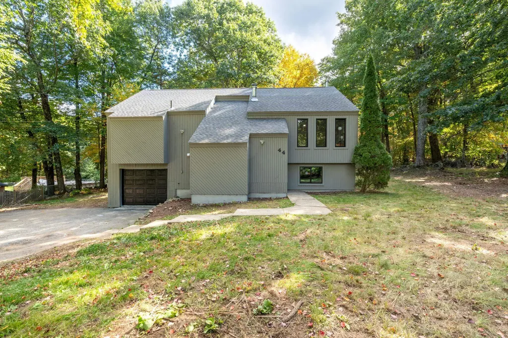 44 Redfield Circle Derry NH 03038