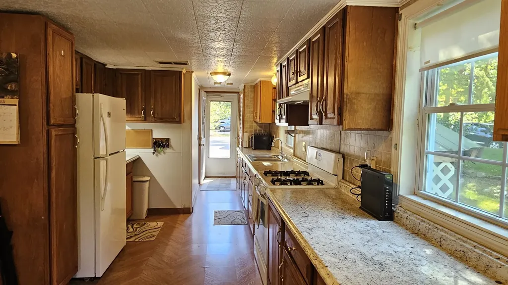 22 Gena Avenue Derry NH 03038