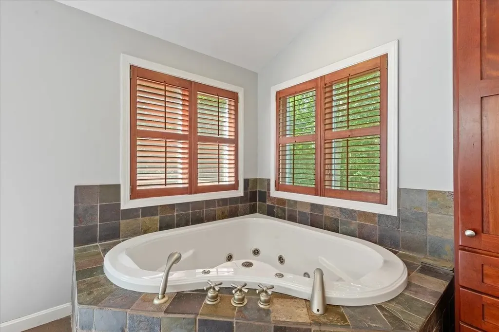 42 Gaita Drive Derry NH 03038