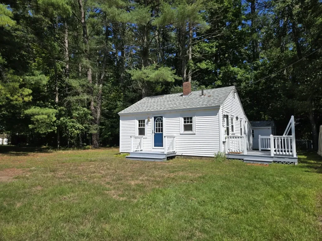 82 School Street Effingham NH 03882