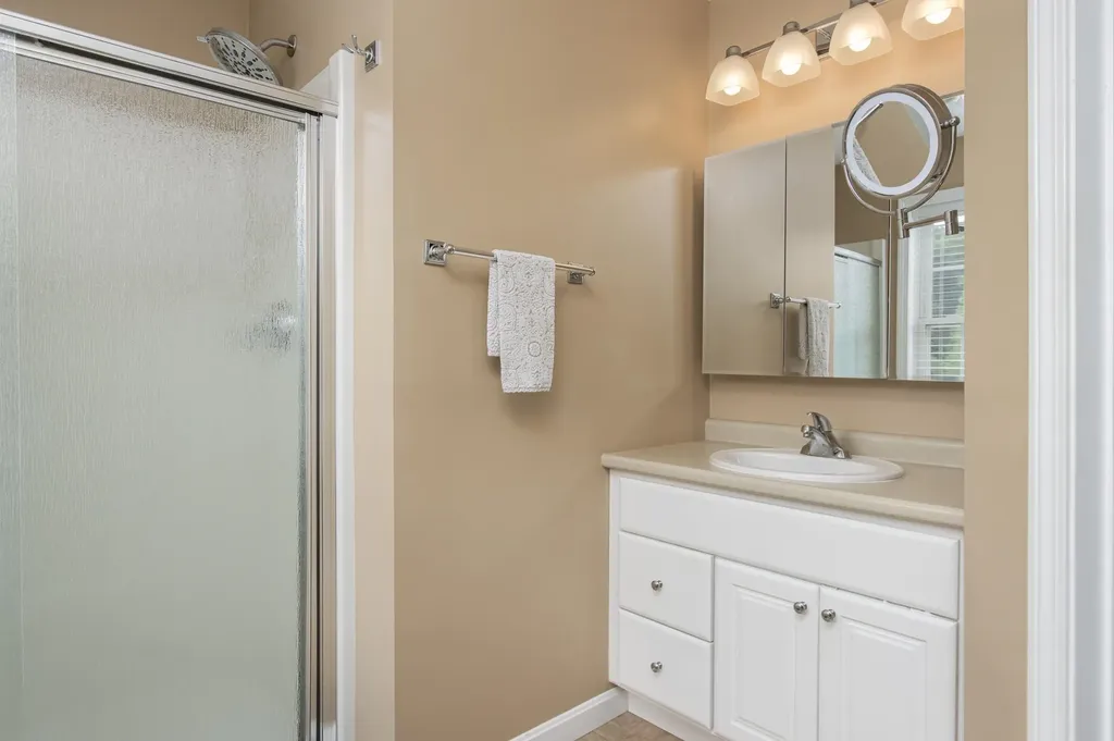 20 Nancy Lane Hooksett NH 03106