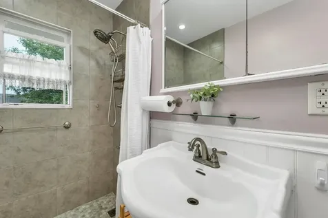 32 Chestnut Street Franklin NH 03235