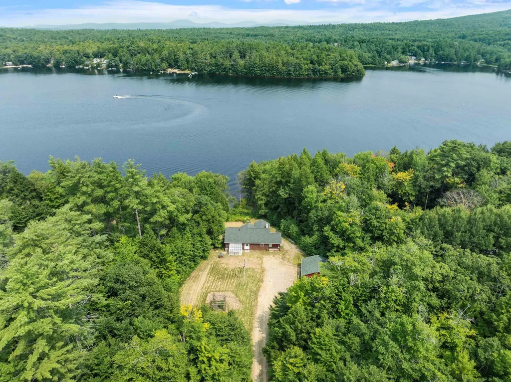 21 Halfmoon Bay Drive Barnstead NH 03218