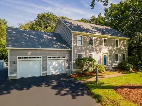 42 Nolls Farm Road Auburn NH 03032-3334