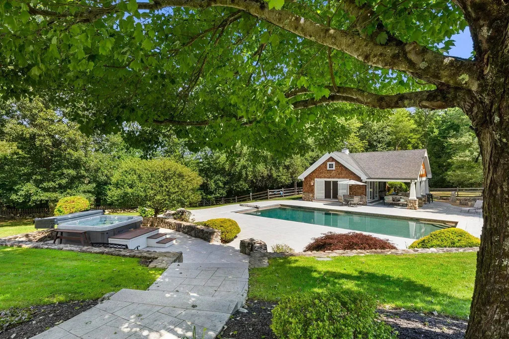 4 Foxhollow Court East Kingston NH 03827