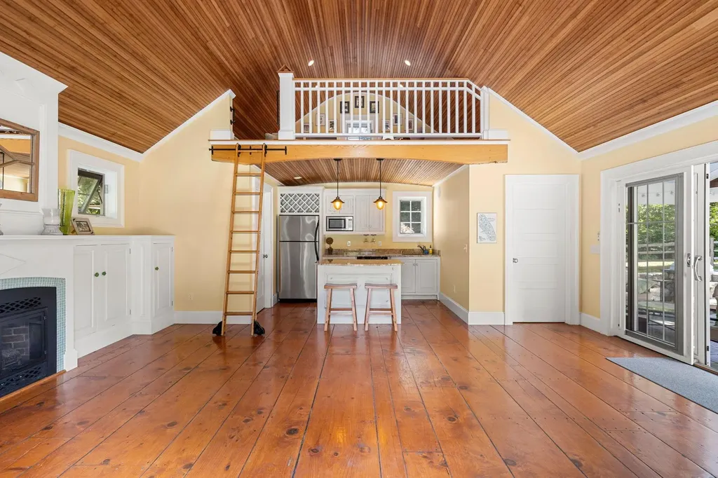 4 Foxhollow Court East Kingston NH 03827