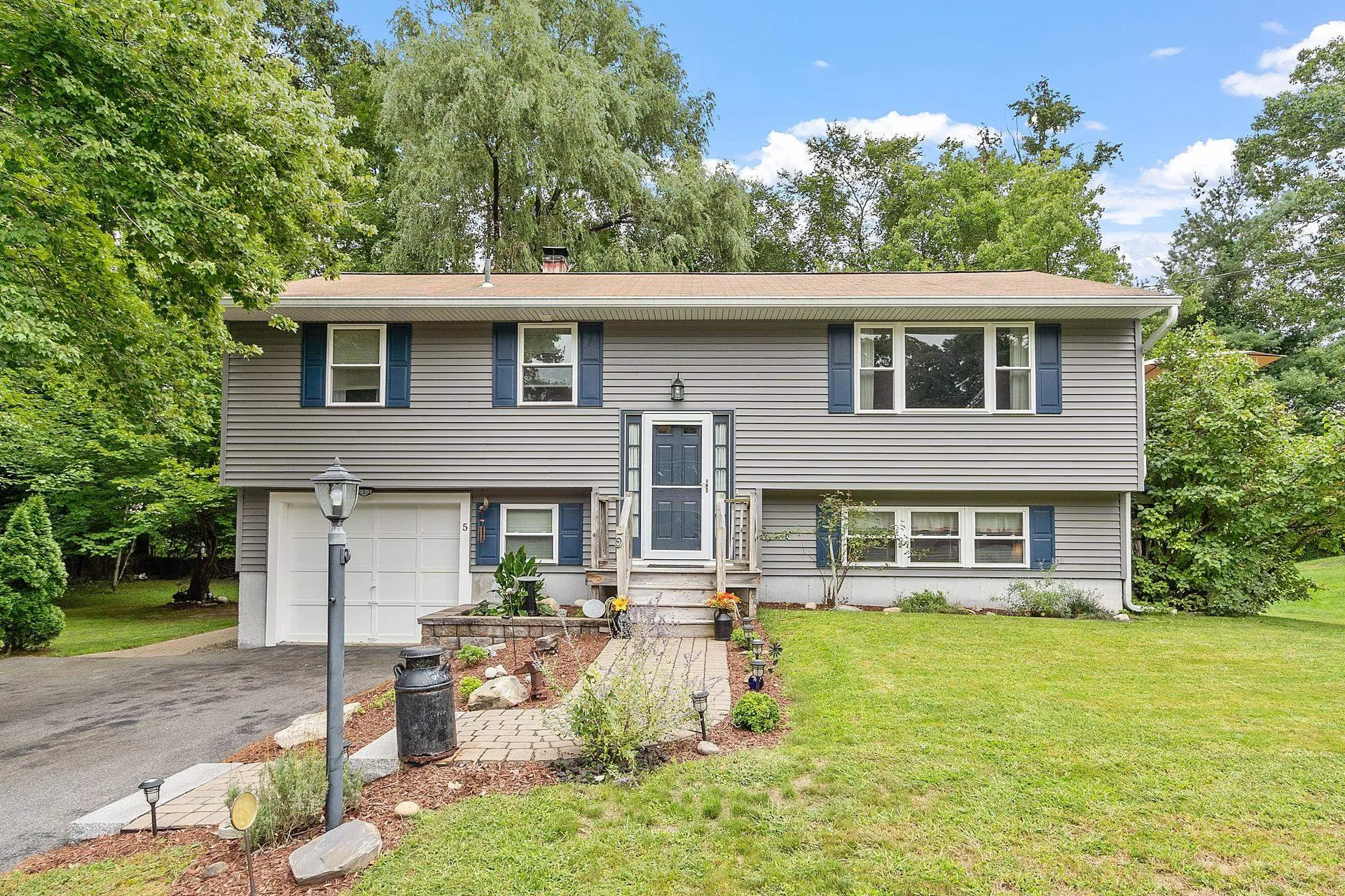 5 Edgewood Street Derry NH 03038