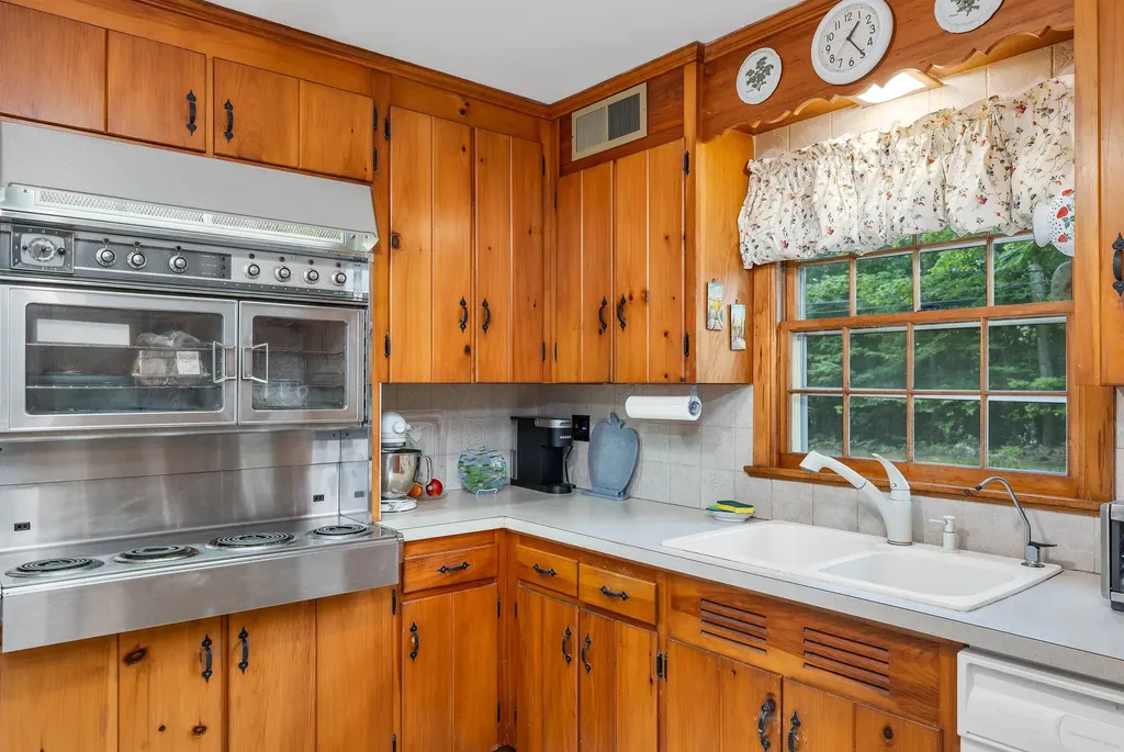 27 Governor Wentworth Highway Tuftonboro NH 03894