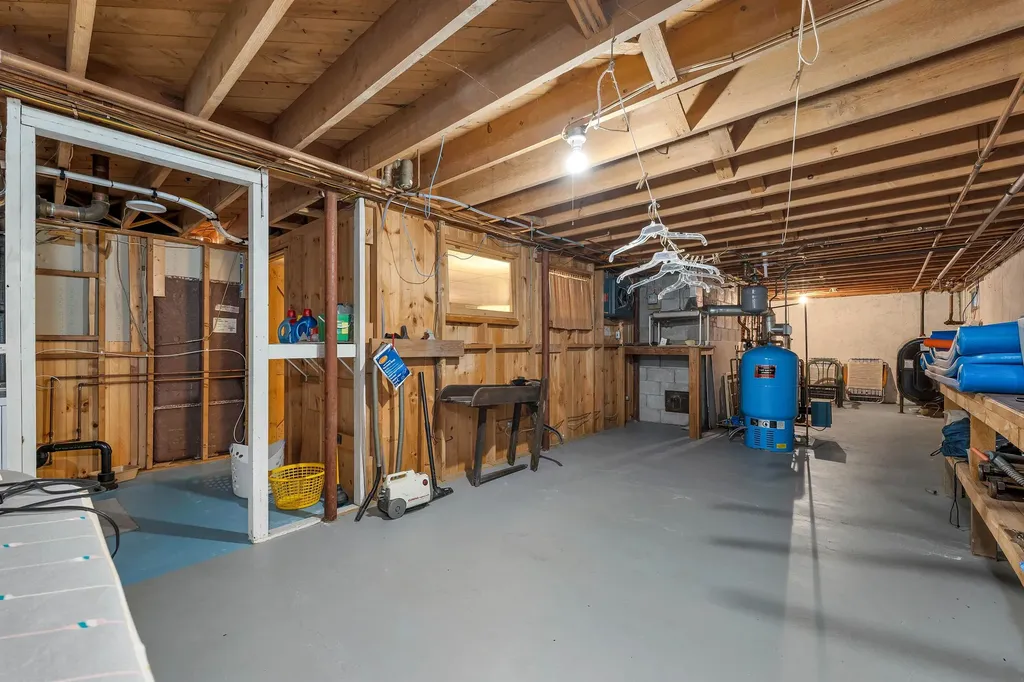 27 Governor Wentworth Highway Tuftonboro NH 03894