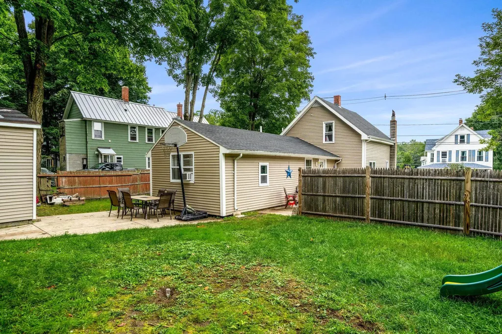 42 South Avenue Derry NH 03038