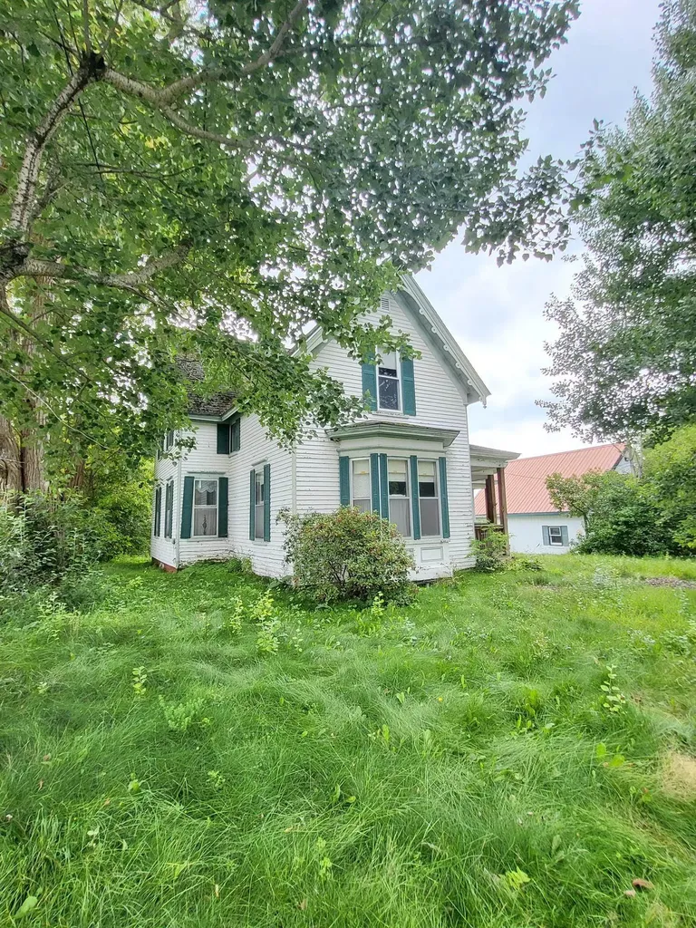 16 Maple Street Whitefield NH 03598