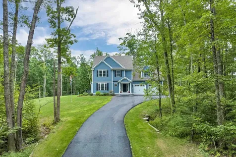 8 Green Road Raymond NH 03077
