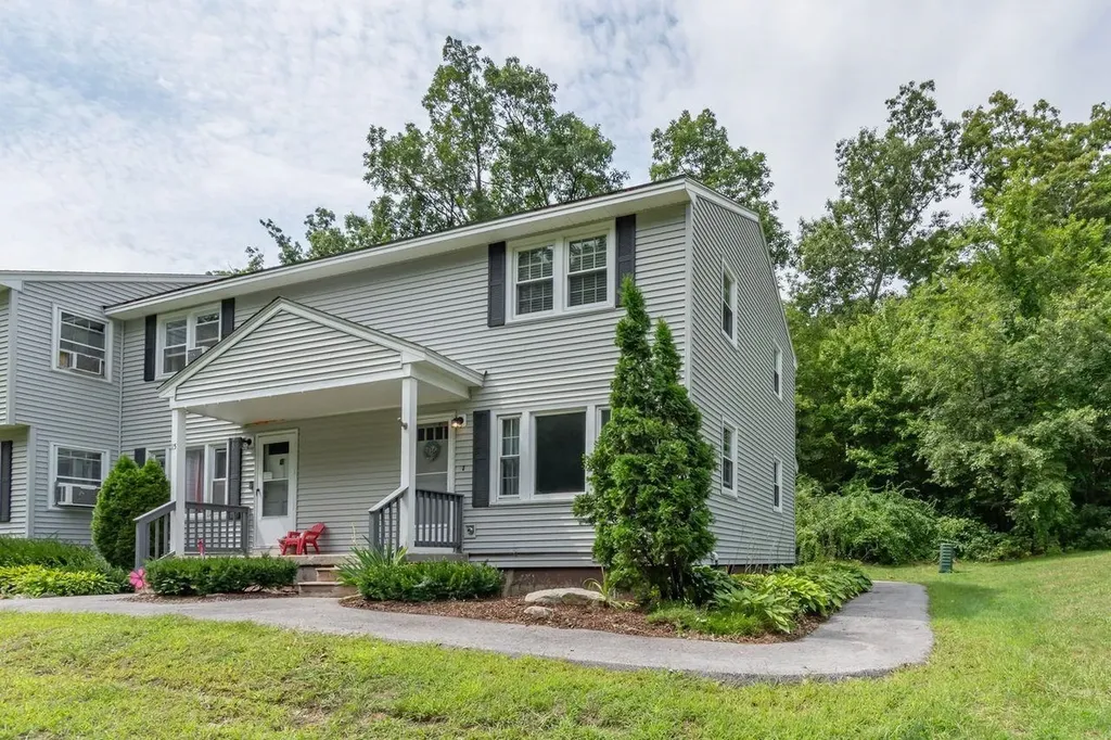 16 Holly Lane Londonderry NH 03053