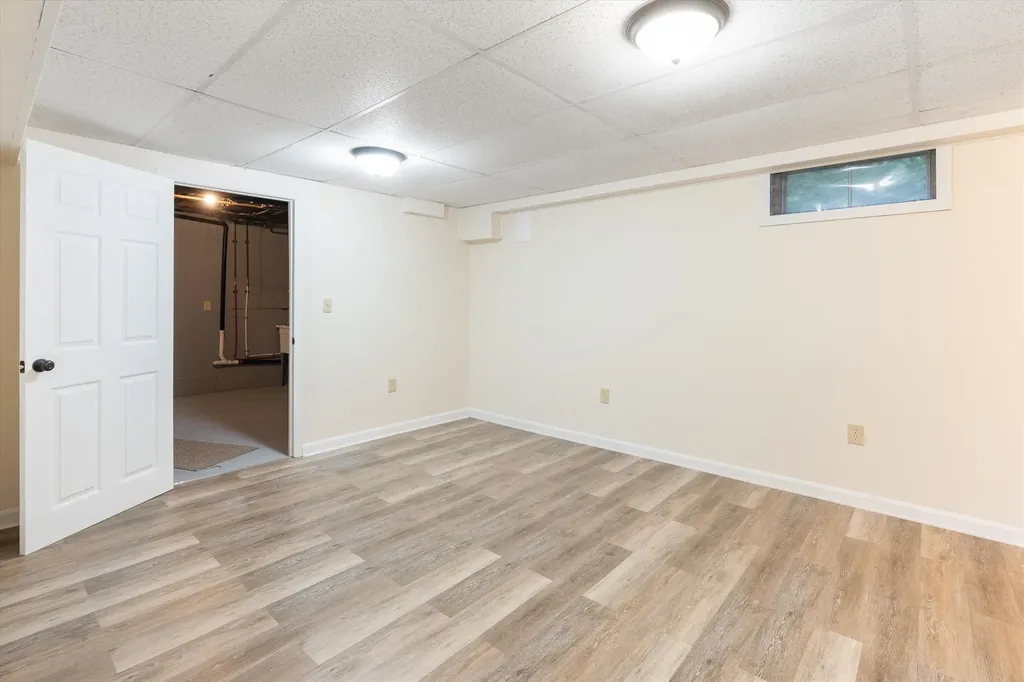 28 Hollings Drive Webster NH 03303