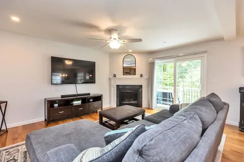 235 Woodview Way Manchester NH 03102