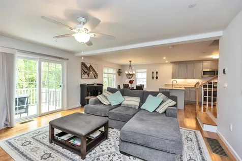 235 Woodview Way Manchester NH 03102
