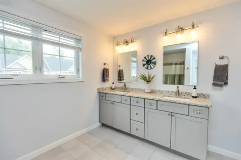 235 Woodview Way Manchester NH 03102