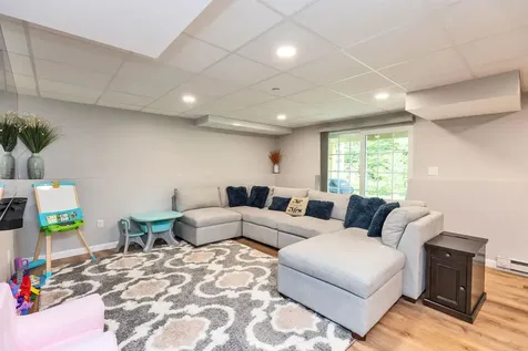 235 Woodview Way Manchester NH 03102