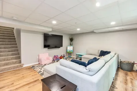 235 Woodview Way Manchester NH 03102