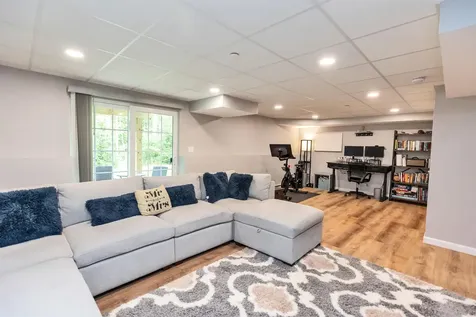 235 Woodview Way Manchester NH 03102