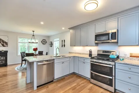235 Woodview Way Manchester NH 03102
