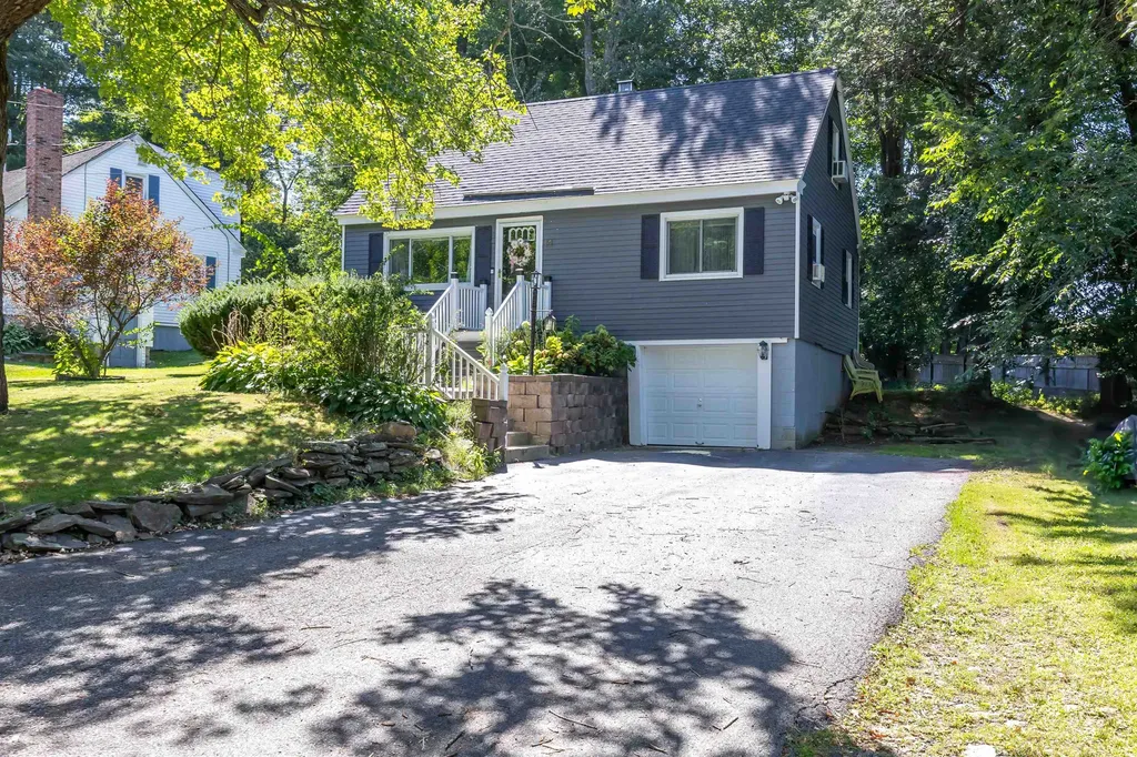 14 Coburn Avenue Pelham NH 03076