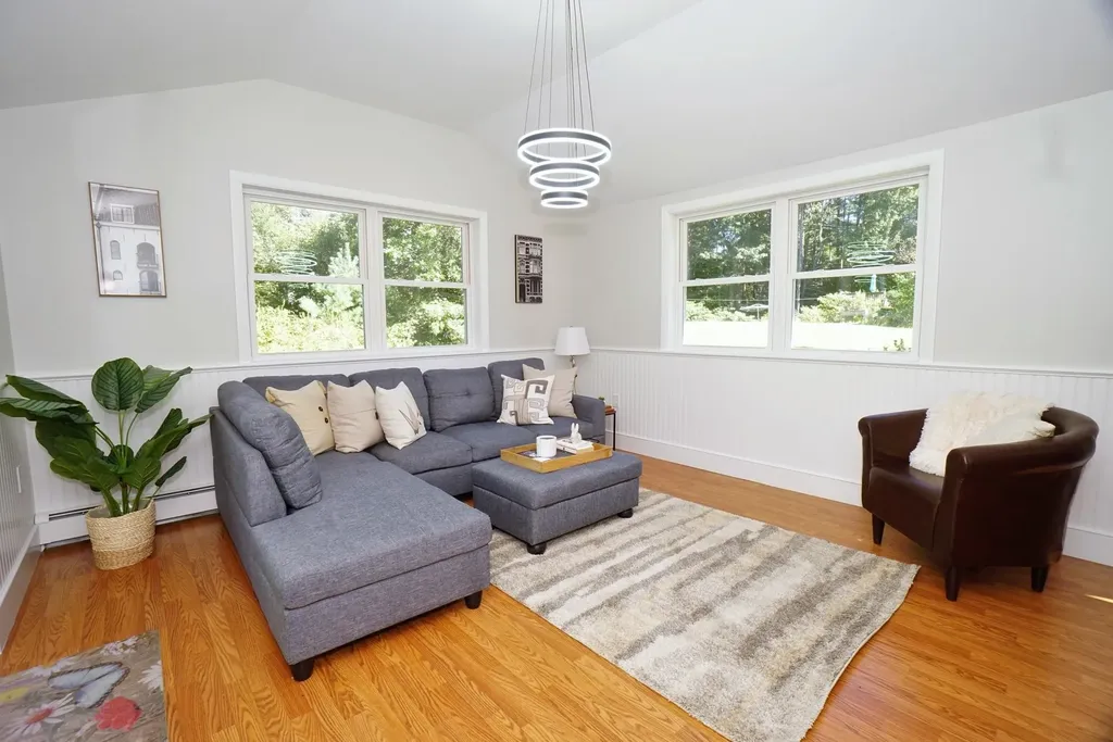 13 Overlook Avenue Londonderry NH 03053