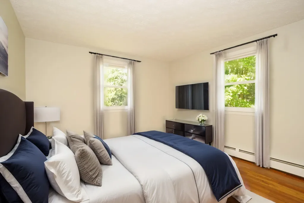 13 Overlook Avenue Londonderry NH 03053