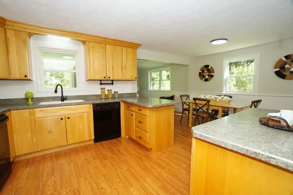 13 Overlook Avenue Londonderry NH 03053