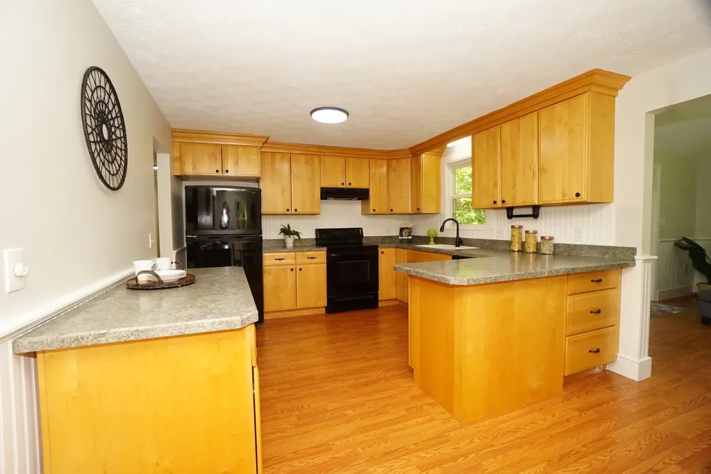 13 Overlook Avenue Londonderry NH 03053