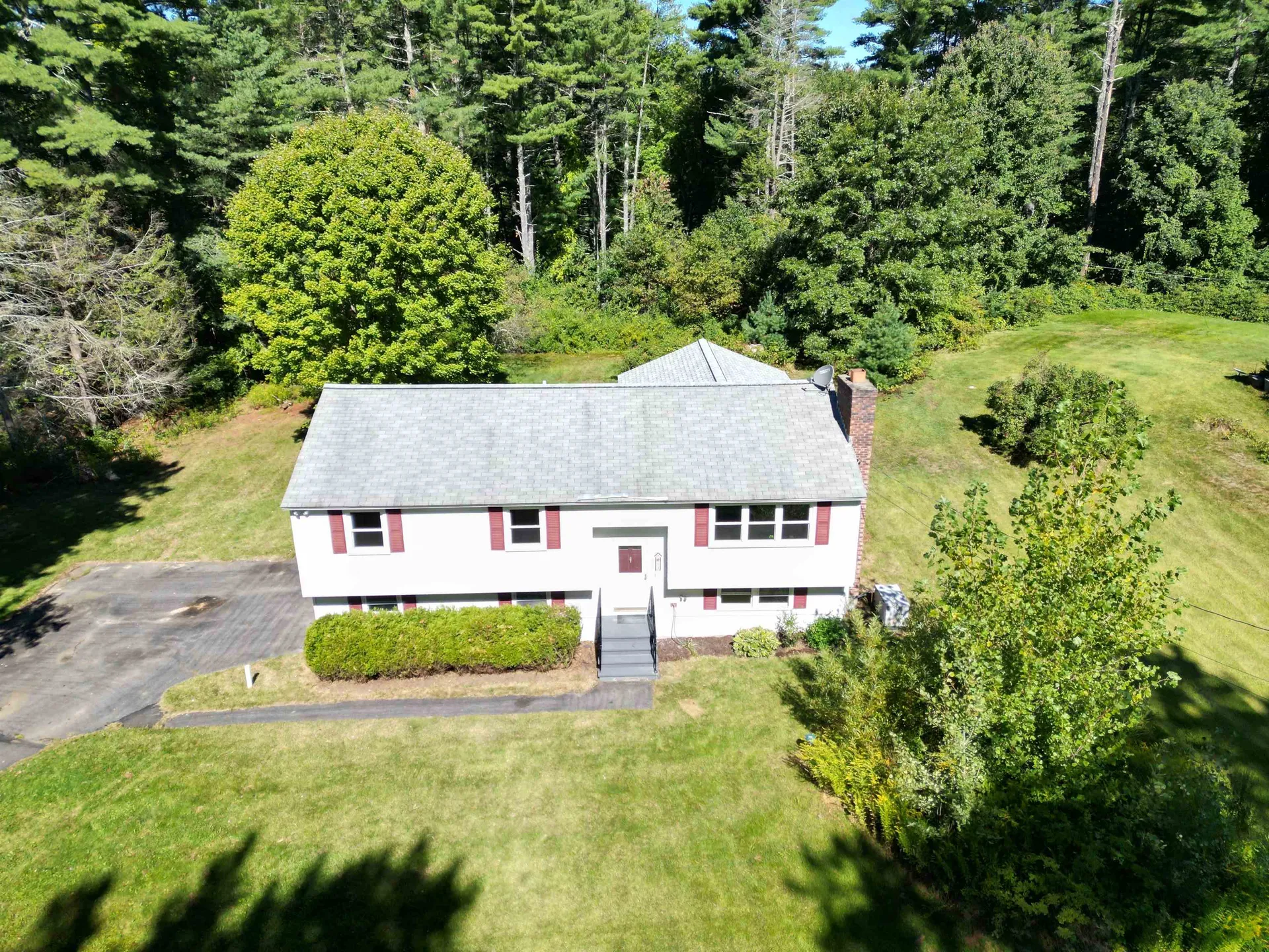 13 Overlook Avenue Londonderry NH 03053