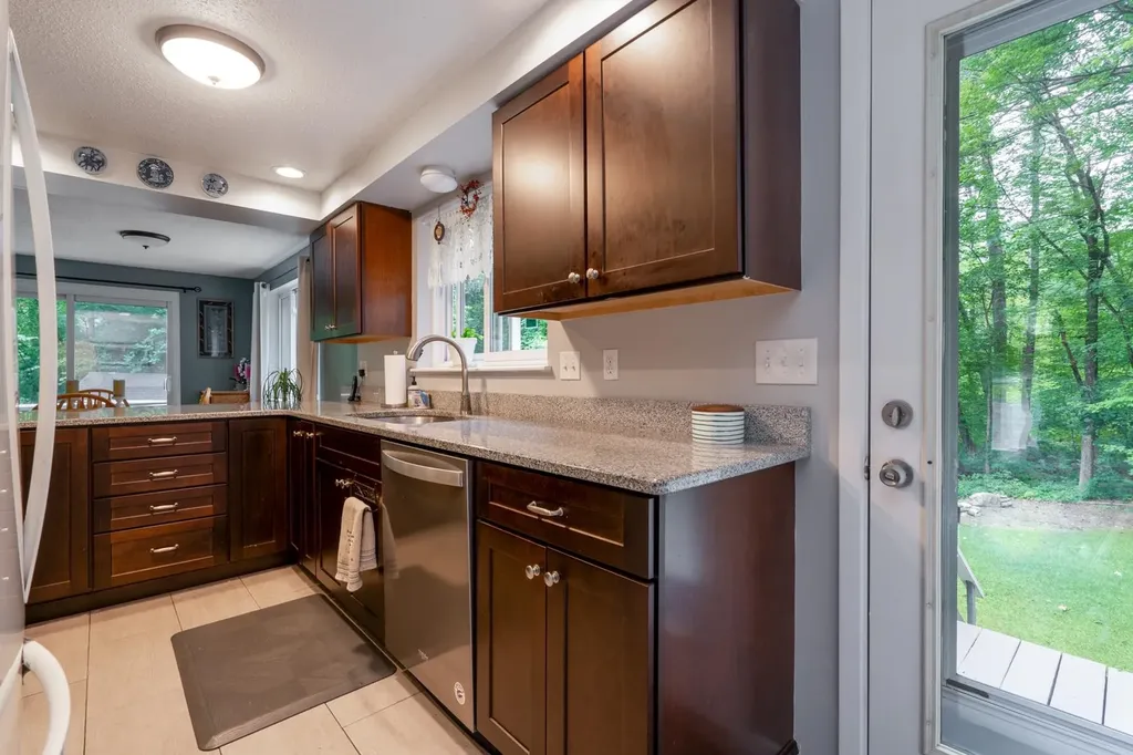 6 Temple Drive Litchfield NH 03052