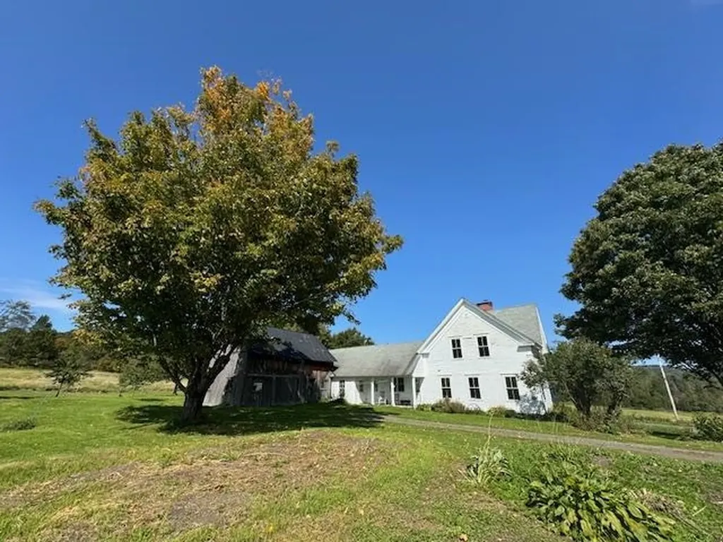 28 Edsall Road Greensboro VT 05841