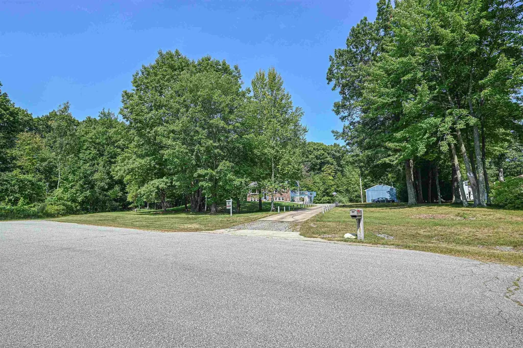 9 Rockforest Drive Hooksett NH 03106