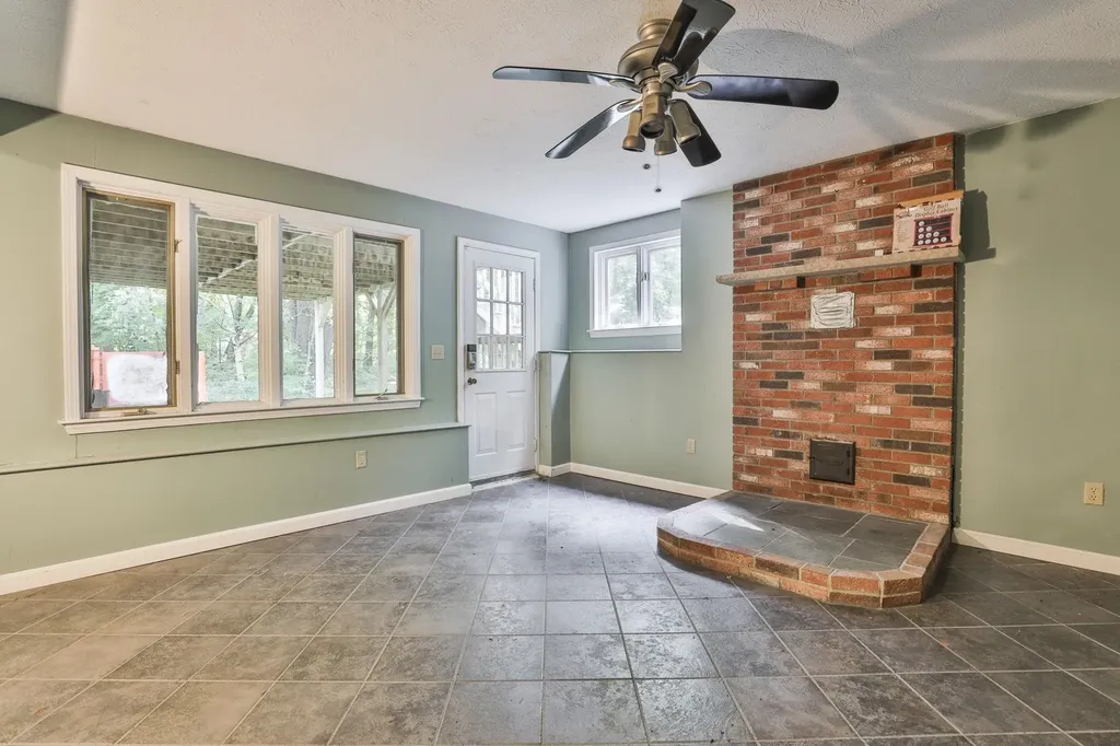 10 Pinewood Road Hudson NH 03051