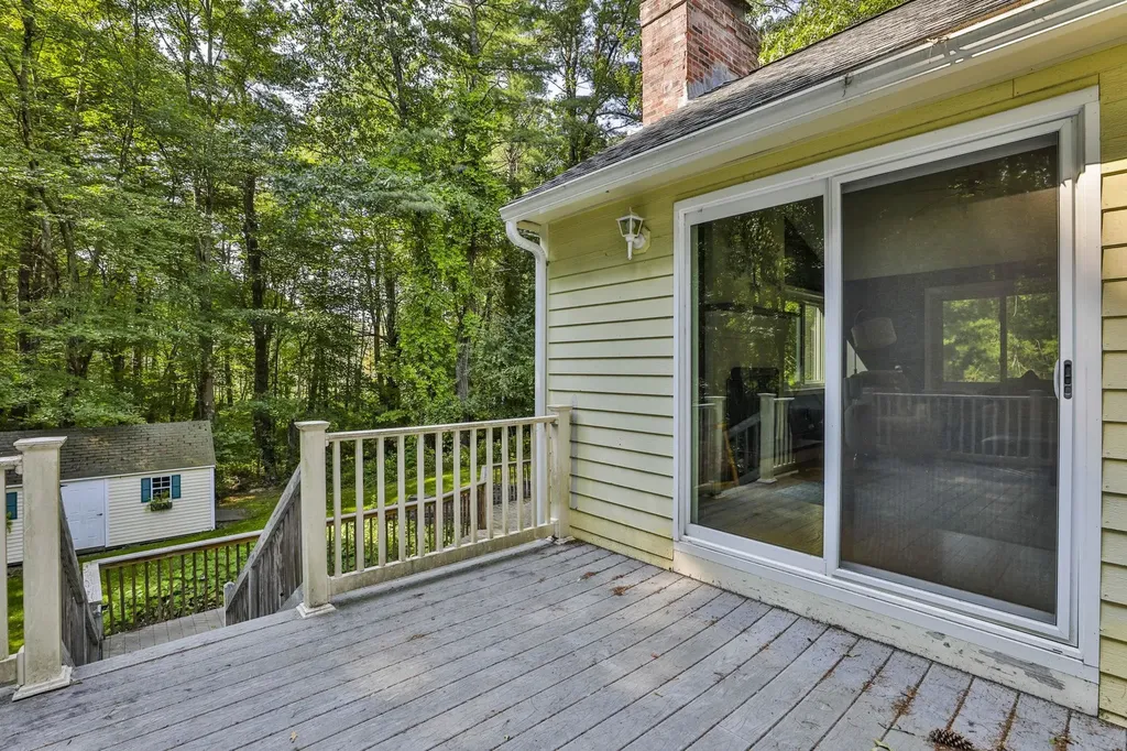 10 Pinewood Road Hudson NH 03051