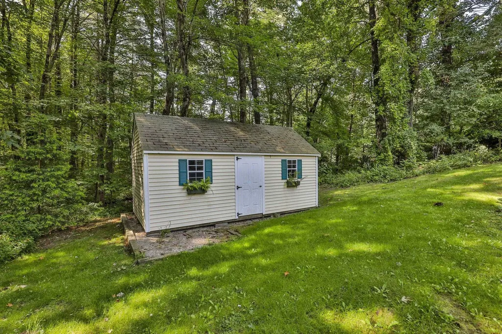 10 Pinewood Road Hudson NH 03051