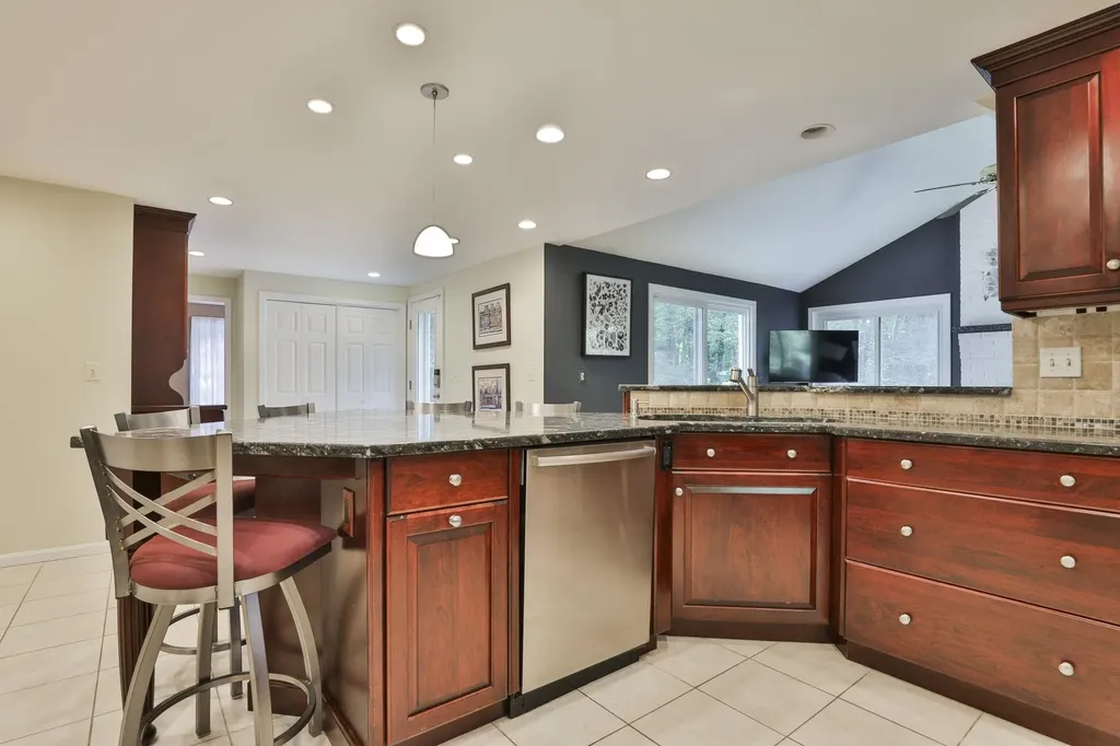 10 Pinewood Road Hudson NH 03051