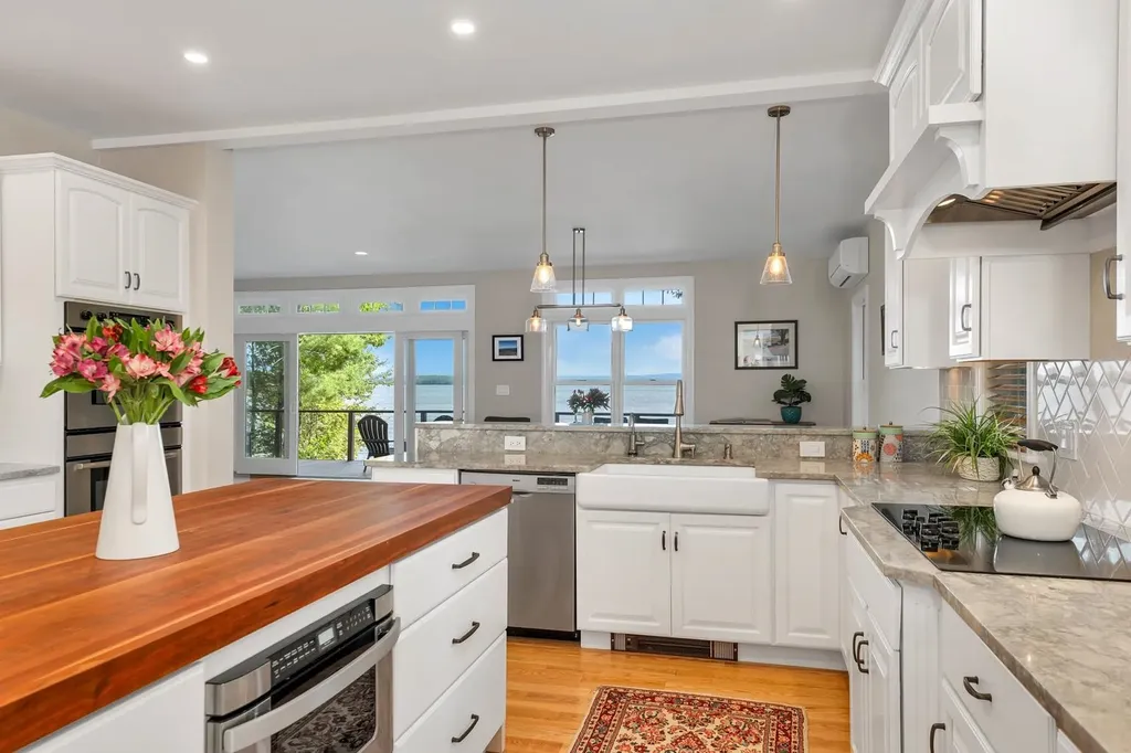 113 Dockham Shore Road Gilford NH 03249