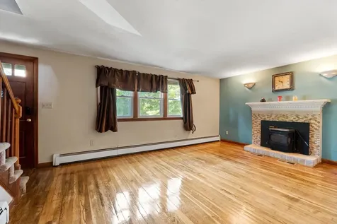 6 Hopkins Drive Hudson NH 03051