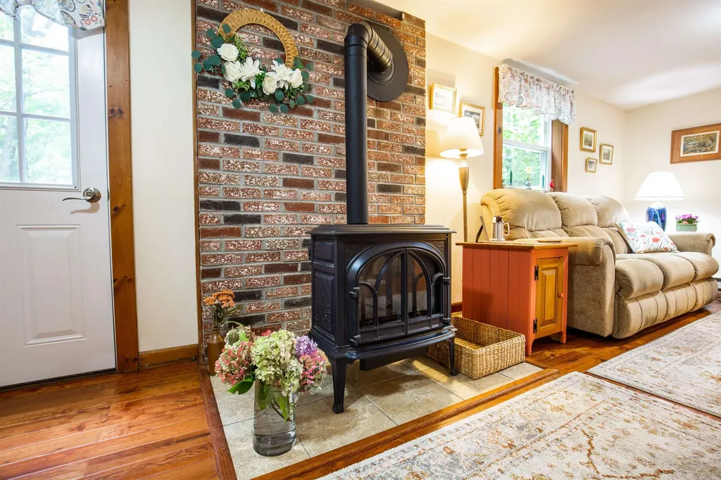 8 Oak Ridge Road Plymouth NH 03264