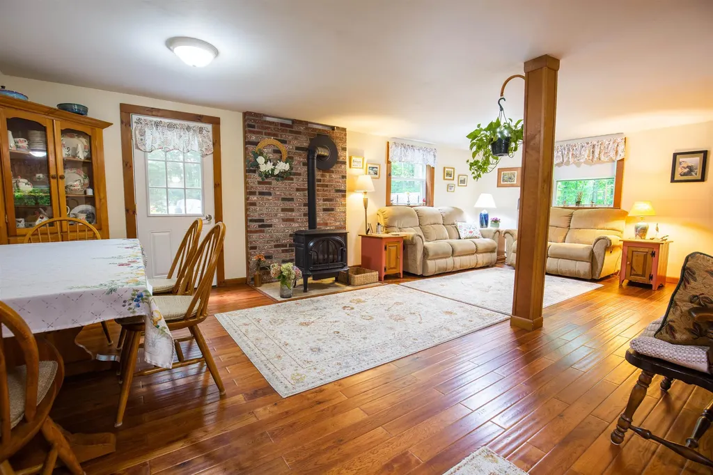 8 Oak Ridge Road Plymouth NH 03264