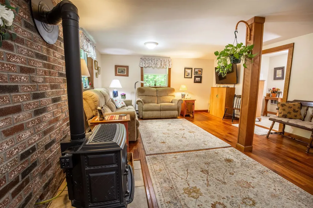 8 Oak Ridge Road Plymouth NH 03264